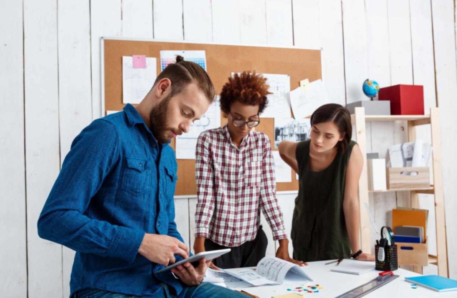 Budgetanalyse Arbeitsplatz mit Dokumenten